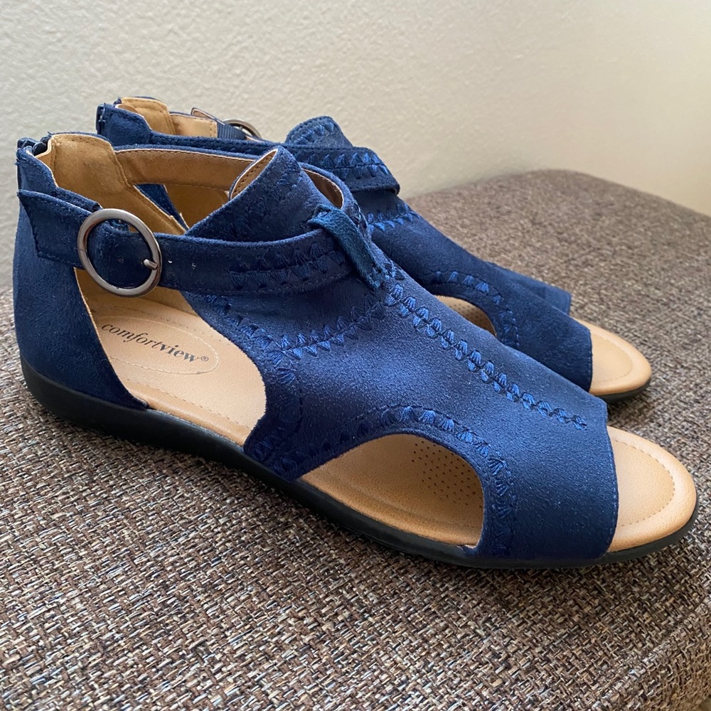 Comfort view sandals with back zipper.